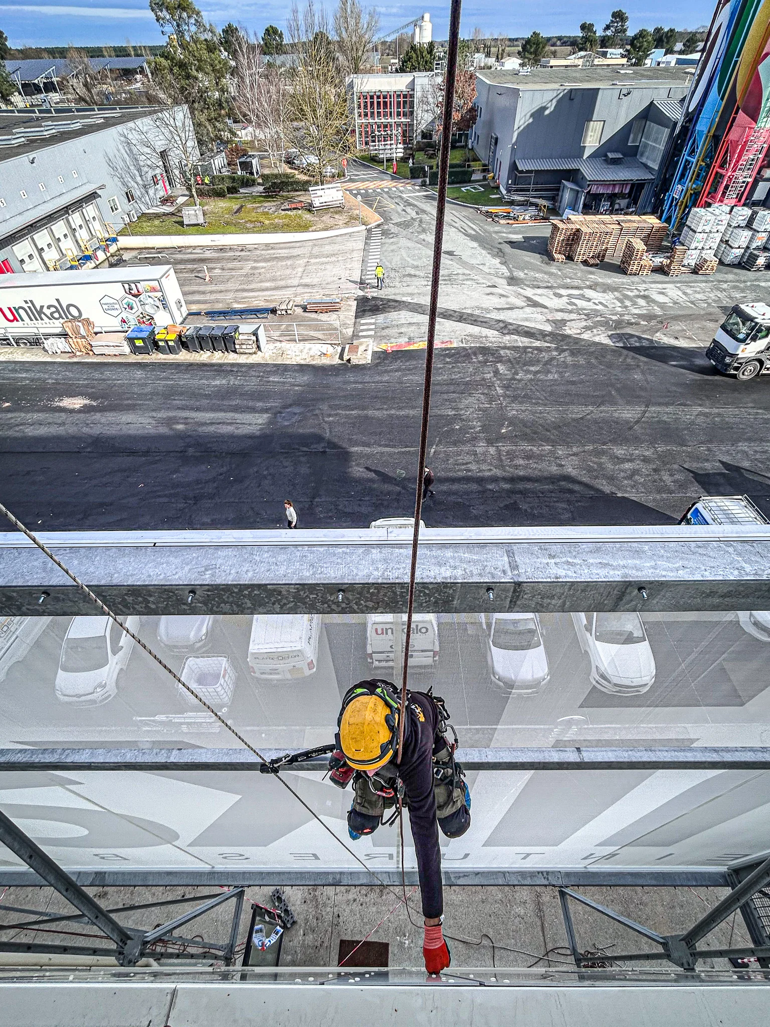 Intervention de cordistes MS Access pour le détail fait la façade chez FACE AQUITAINE à Cestas (bâtiment) – 2